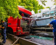 Під Одесою осатанілий водій фури влаштував фатальну ДТП, збив і протягнув дорогою: фото не для слабкодухих