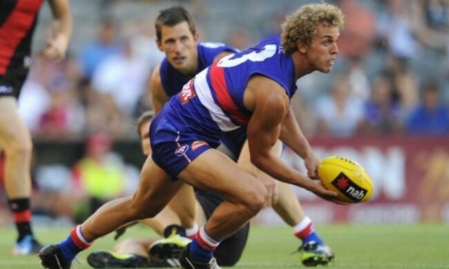 Спортсмен сломал себе ногу, приняв ее за мяч