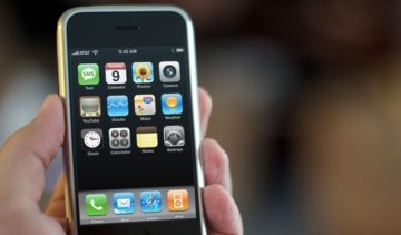 Росіянин вирішив нажитись на першому iPhone