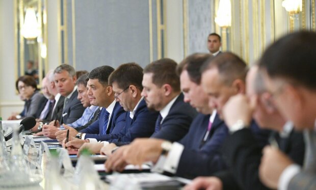 Команда Зеленского кардинально изменит тарифы на свет: сколько будут платить украинцы уже совсем скоро