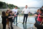 Горе-міст Кличка у Києві обсіли мухи, і сміх і гріх: містяни регочуть, скандальне відео