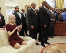 Радниця Трампа виправдалася за непристойне фото в Овальному кабінеті