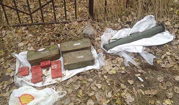 На Луганщині знайшли схованку з боєприпасами та вибухівкою (фото)
