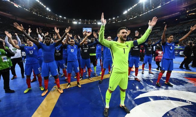 Збірна Франції разом з фанатами відсвяткувала перемогу на чемпіонаті світу: відео