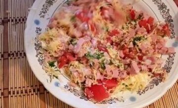 Пицца из батона с фаршем, помидором и сыром