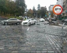 Mercedes зніс пам'ятник Небесній сотні у Києві