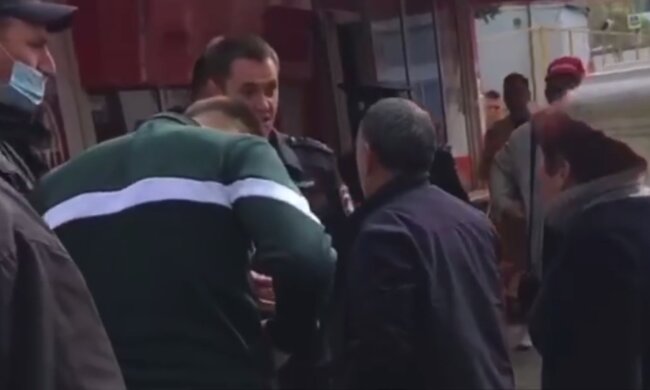 Скандал на стихійному ринку, кадр з відео