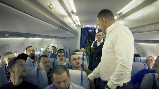 видео с самолета, которым возвращались узники Кремля
