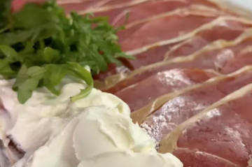 Закуска с хамоном и хурмой, кадр с видео