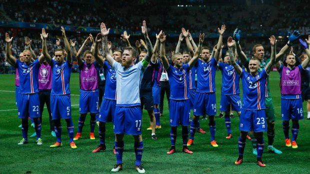 Исландского футболиста удалили с поля по непонятной ошибке арбитра