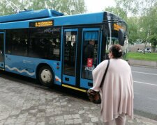 В Дніпрі розлючені пасажири випхали п'яного чоловіка стусаном під зад, і алкоголь тут ні до чого