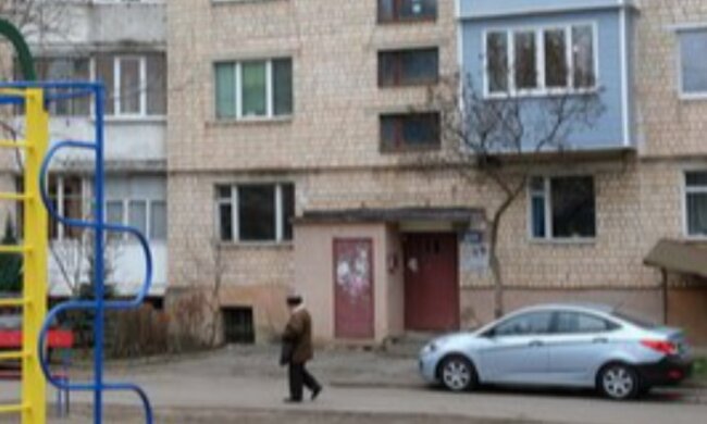 В Черновцах десятилетний мальчик выпал из окна, врачи колдуют над искалеченным ребенком