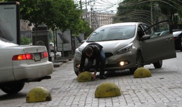 Київські водії виривають бетонні півсфери на тротуарах