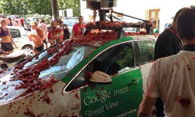  Машину Google забросали помидорами в Испании (фото)
