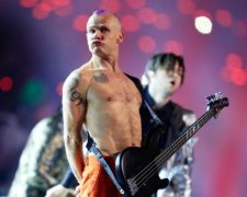 Гитарист Red Hot Chili Peppers показал свой красный горячий перчик