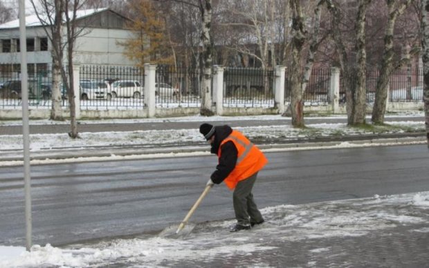 Комунальний ідіотизм: кияни показали, як Майдан прибирають від снігу