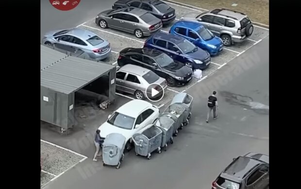 В Киеве наглая автоледи разозлила коммунальщиков – жесткая месть "с душком" попала на видео