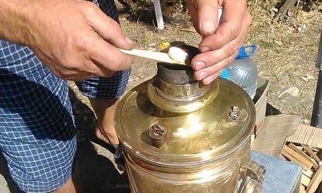 На блокпосту под Волновахой наливают чай из дореволюционного самовара 