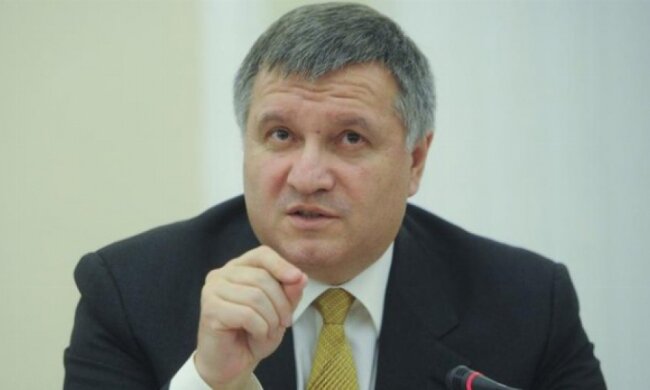 Аваков назвав акцію "Азова" під будинком Добкіна "дитячою та дурною"
