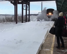 Пасажирський потяг застряг серед поля: Укрзалізниця розводить руками