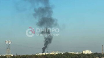 Стовп чорного диму над житловим районом лівого берега Дніпра