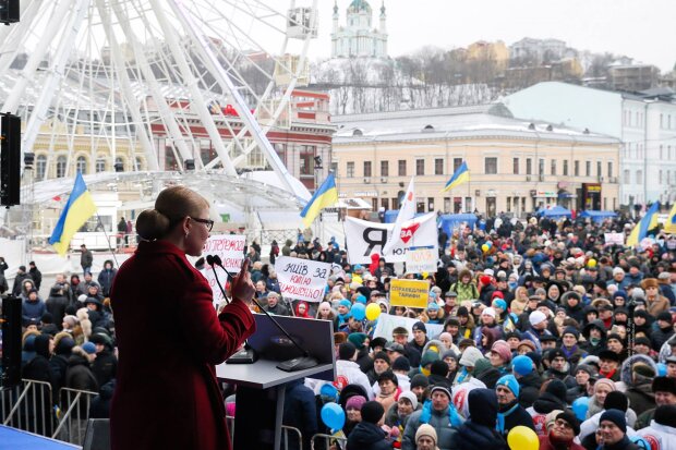 Тимошенко с народом, фото из свободных источников