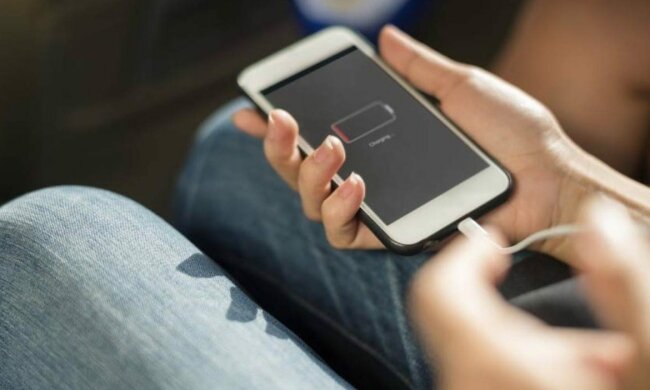 17-летняя девушка погибла, держа в руках телефон: причина может настигнуть каждого