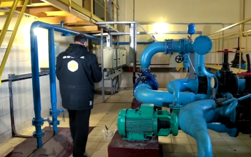 Працівник об'єкту критичної інфраструктури. Фото: скрін youtube