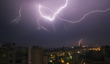 Первый день лета накроет Украину грозами