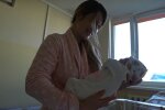мати і дитина, скріншот з відео