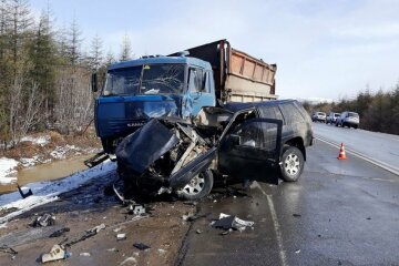 Под Львовом грузовик влетел в Ford, тела выковыривали из смятой машины: жуткие кадры