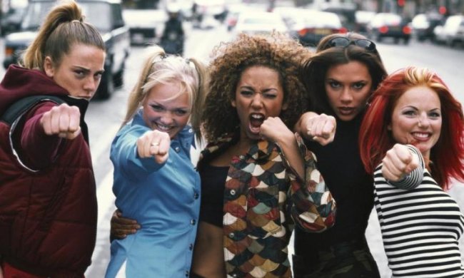 Звезда Spice Girls попалась на интимных сценах со своим парикмахером: фото