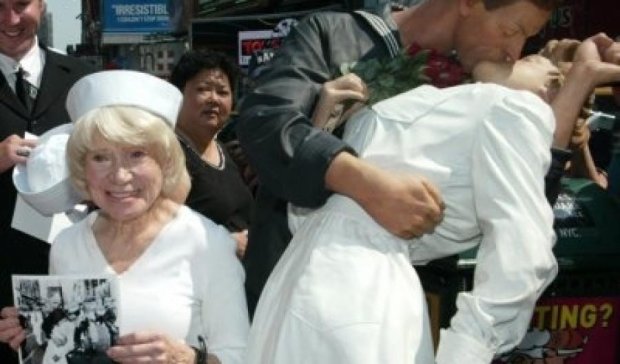 Умерла медсестра с легендарного фото на Таймс-сквер