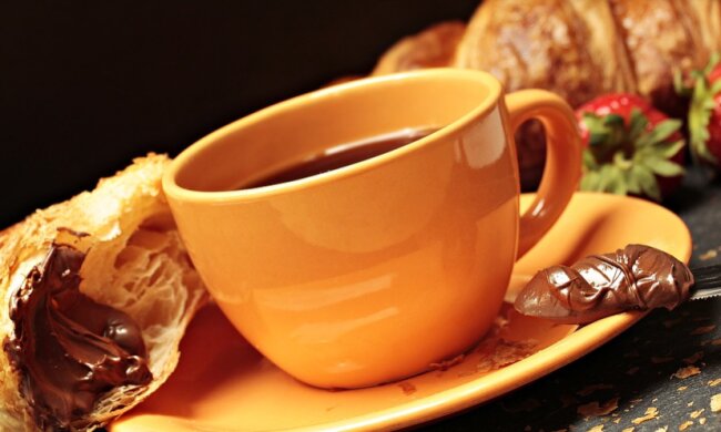 Кава, круасан, домашня Нутелла - фото pixabay