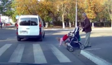 Недбалість дідуся ледь не згубила дитину (відео)