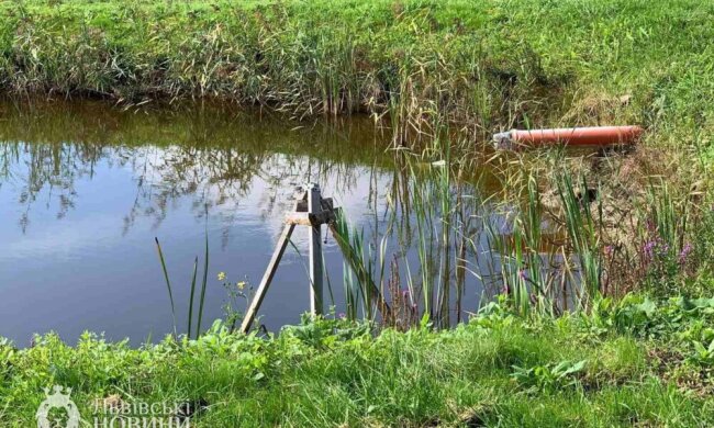 Нефть в водоеме, фото: Львовские новости