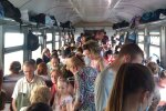 Харків'яни без масок "цілуються" в забитих електричках