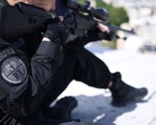 Снайпер помилково підстрелив двох людей під час виступу Олланда