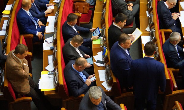 Верховна Рада, нардепи і планшети - фото Знай.ua