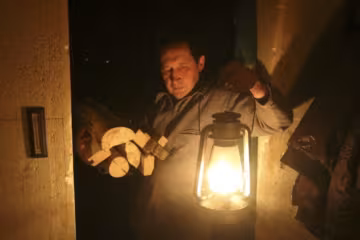 Человек во время отключения света