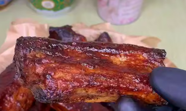 Свинячі реберця, кадр з відео