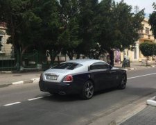 Rolls-Royce та елітні будинки: львівська митничка ледве втекла від журналістів