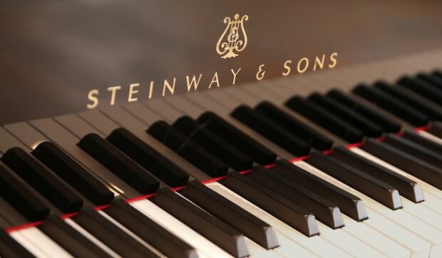 Roshen придбав легендарний рояль Steinway&Sons для Дніпровської філармонії
