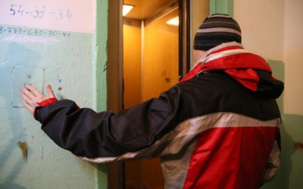 Душил и рыдал: маньяк-извращенец подстерегает киевлянок в лифтах