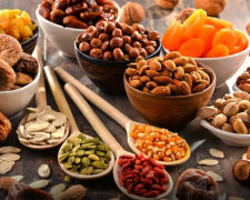 Горіхи та насіння на столі. Фото: Pinterest