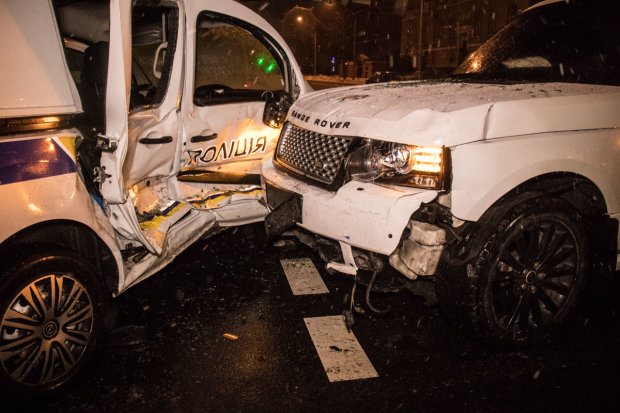 У центрі Києва Range Rover влетів у патрульне авто, поранено копів: перші кадри трагедії
