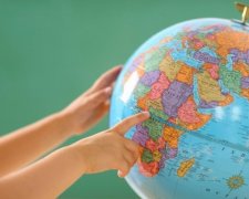 Поляки створили глобуси з російським Кримом