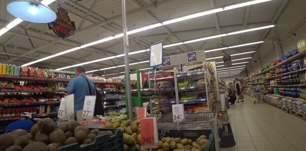 Українці в супермаркеті, скріншот: Youtube