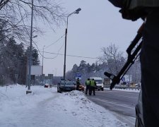 Силовики на під'їздах до Києва шукають в машинах зброю