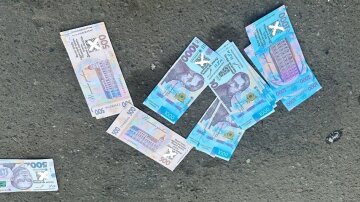 Підроблені купюри гривні, які окупанти розкидають дронами
